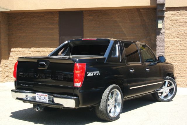 2004 Chevrolet Avalanche Base Van