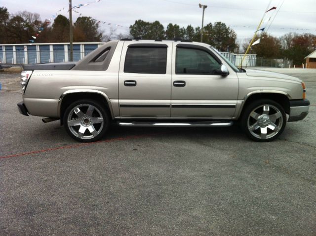 2004 Chevrolet Avalanche C350 4dr Sdn 3.5L Sport RWD Sedan