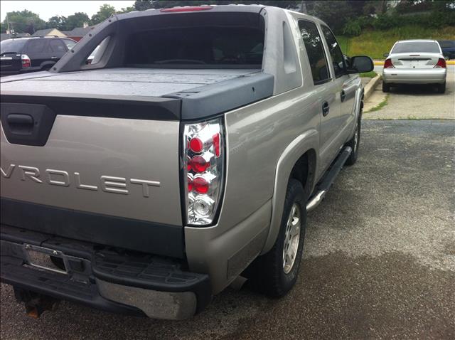 2004 Chevrolet Avalanche C350 4dr Sdn 3.5L Sport RWD Sedan