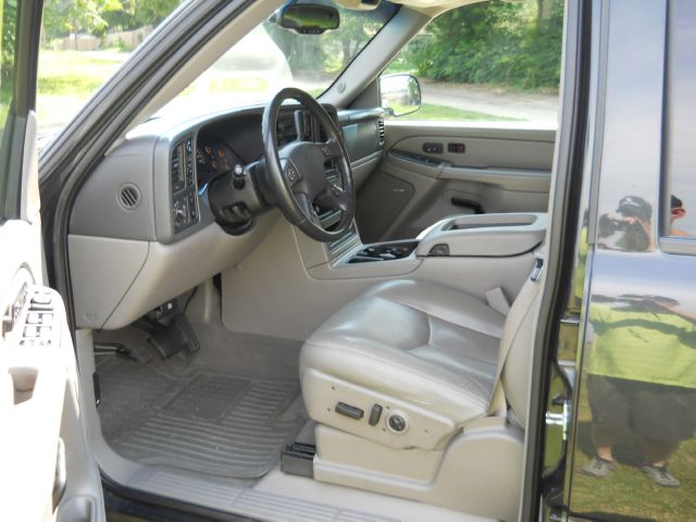 2005 Chevrolet Avalanche C350 4dr Sdn 3.5L Sport RWD Sedan