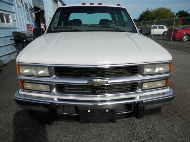 2000 Chevrolet C3500 Signature L Sedan 4D