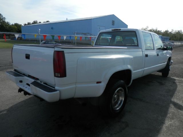 2000 Chevrolet C3500 Signature L Sedan 4D