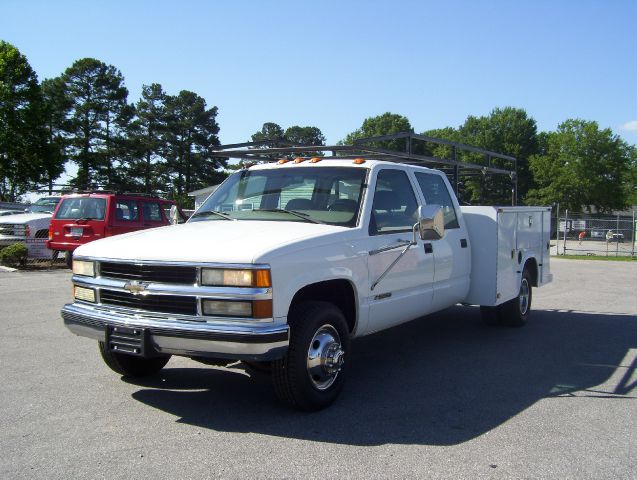 2000 Chevrolet C3500 Signature L Sedan 4D