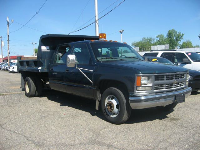 2000 Chevrolet C3500 Signature L Sedan 4D