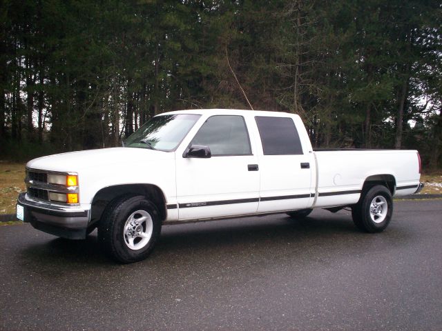 2000 Chevrolet C3500 Signature L Sedan 4D