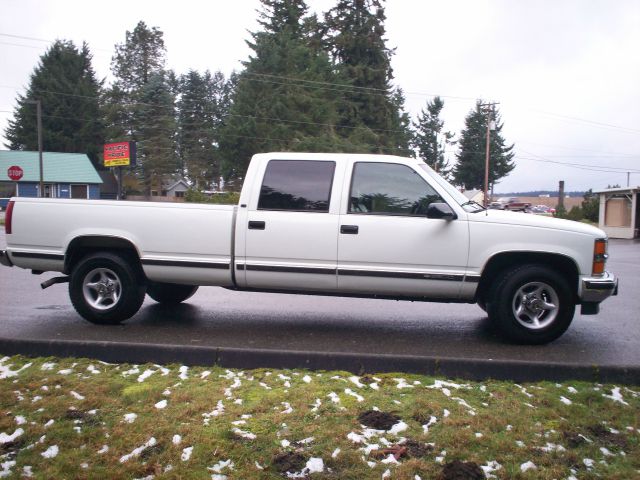 2000 Chevrolet C3500 Signature L Sedan 4D