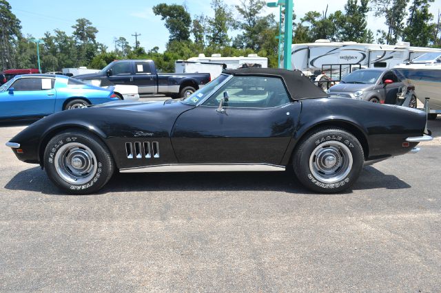 1969 Chevrolet Corvette 2DR REG 135wb 4