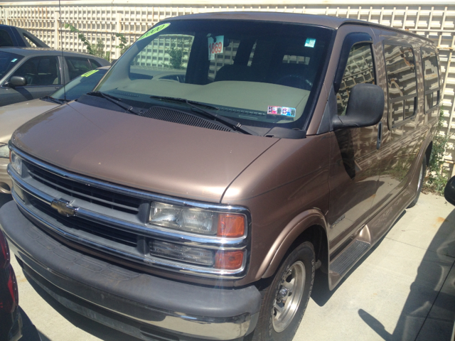 2000 Chevrolet Express 750i 4dr Sdn