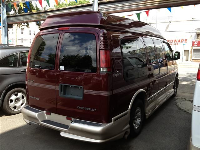 2002 Chevrolet Express SLE W/ Remote Start,moonrooftrailer TOW