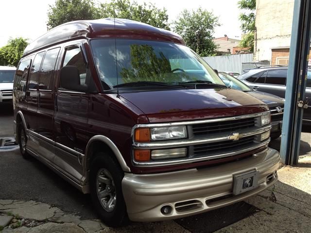 2002 Chevrolet Express SLE W/ Remote Start,moonrooftrailer TOW