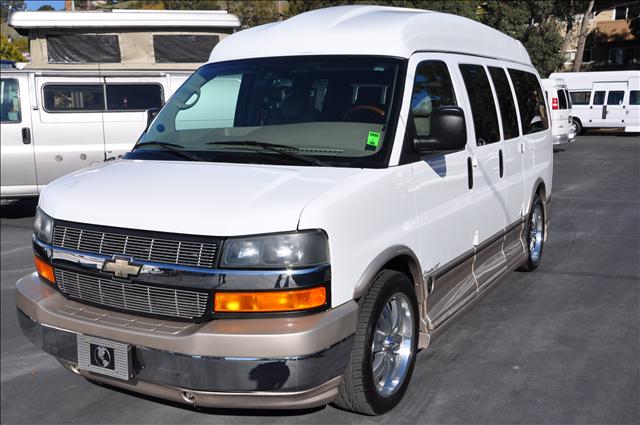 2004 Chevrolet Express 2004 Nissan 1.8S