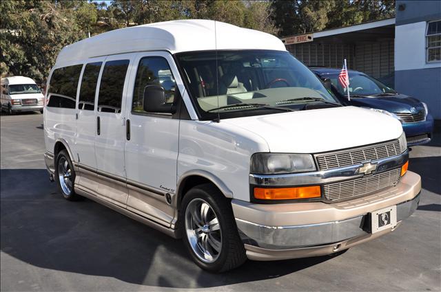 2004 Chevrolet Express 2004 Nissan 1.8S