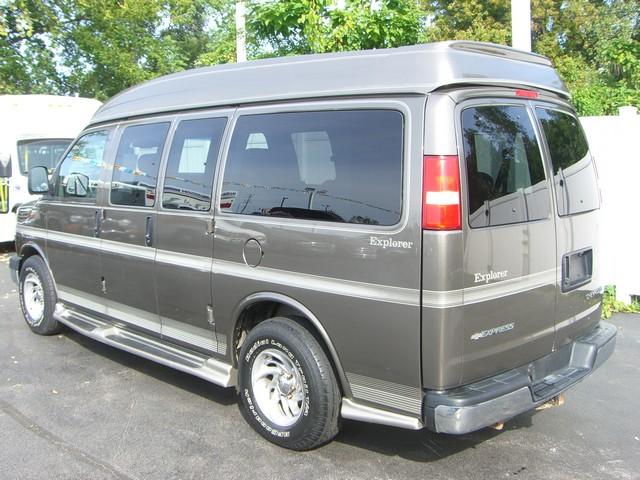 2004 Chevrolet Express Base