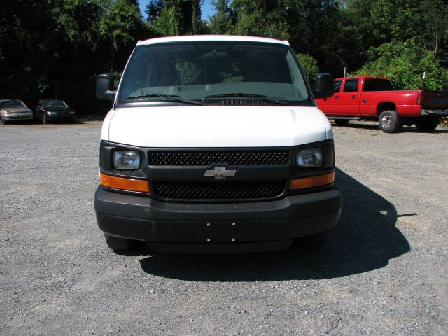 2005 Chevrolet Express 750i 4dr Sdn