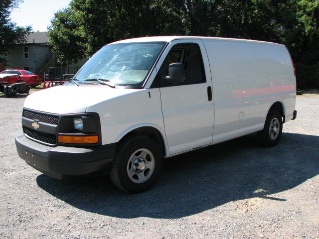 2005 Chevrolet Express 750i 4dr Sdn