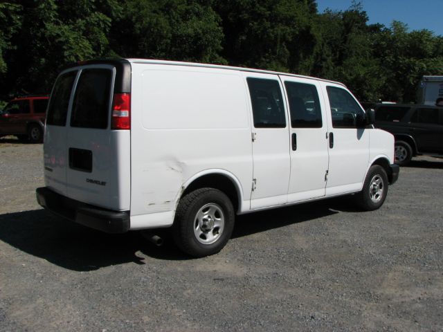 2005 Chevrolet Express 750i 4dr Sdn