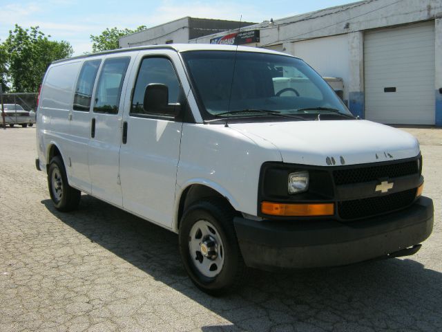 2005 Chevrolet Express 750i 4dr Sdn