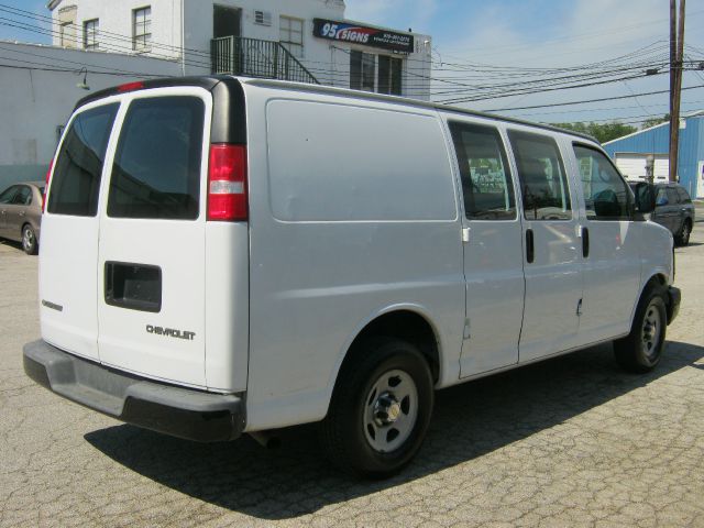 2005 Chevrolet Express 750i 4dr Sdn