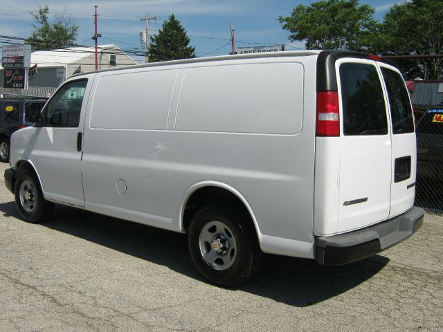 2005 Chevrolet Express 750i 4dr Sdn