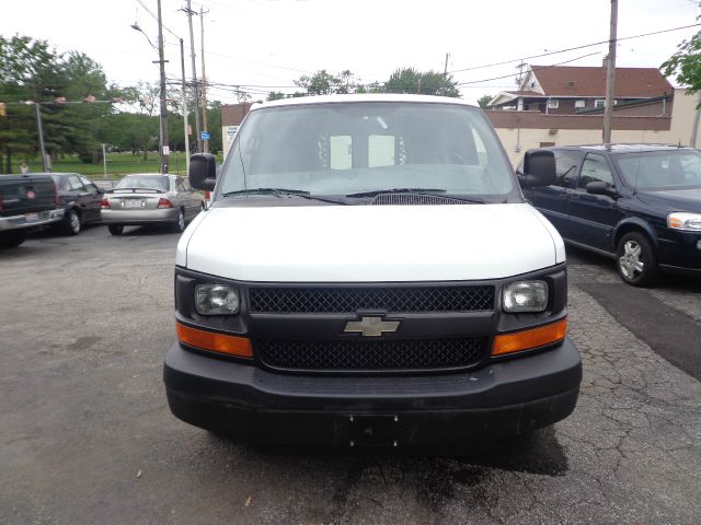 2005 Chevrolet Express 750i 4dr Sdn