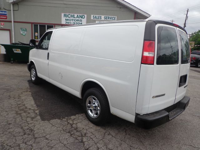 2005 Chevrolet Express 750i 4dr Sdn