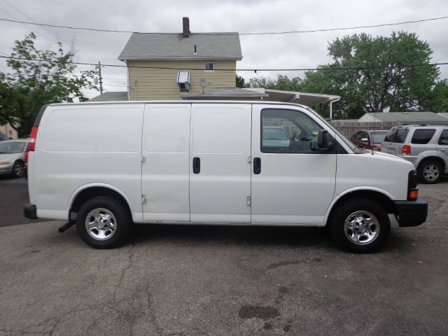 2005 Chevrolet Express 750i 4dr Sdn