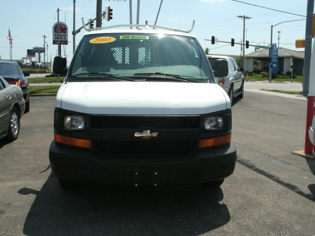 2005 Chevrolet Express 750i 4dr Sdn