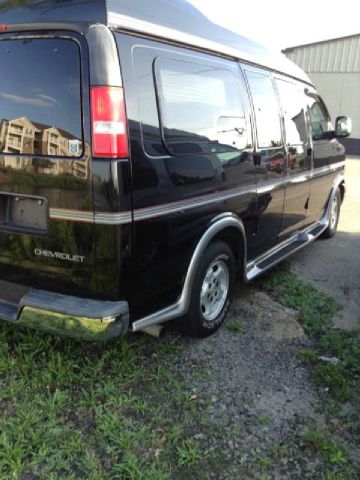 2005 Chevrolet Express 750i 4dr Sdn