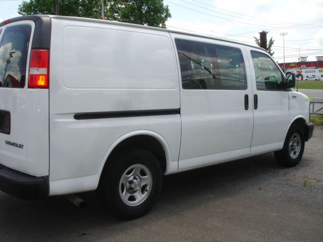 2006 Chevrolet Express 750i 4dr Sdn