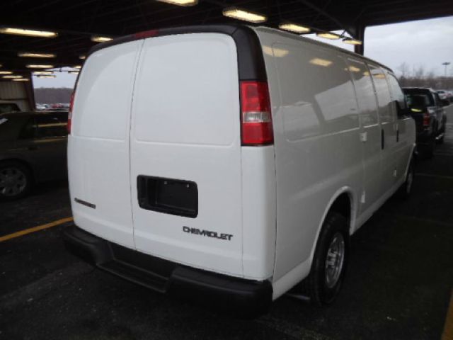 2006 Chevrolet Express 750i 4dr Sdn