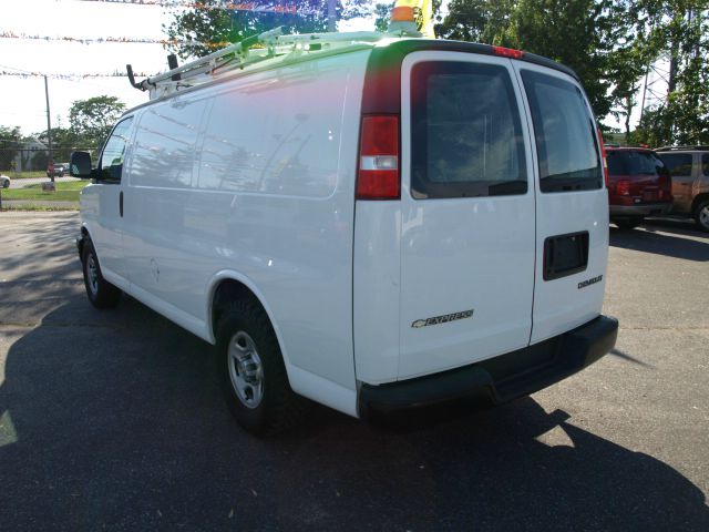 2006 Chevrolet Express 750i 4dr Sdn