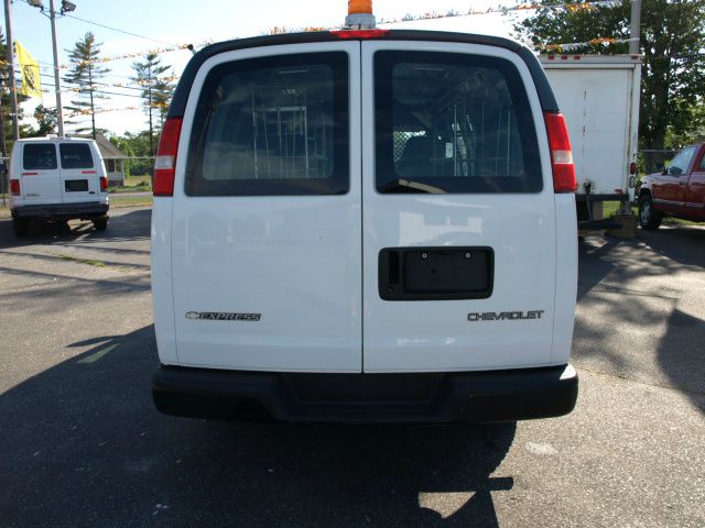 2006 Chevrolet Express 750i 4dr Sdn