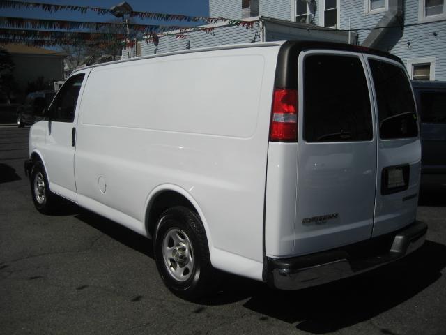 2006 Chevrolet Express 750i 4dr Sdn