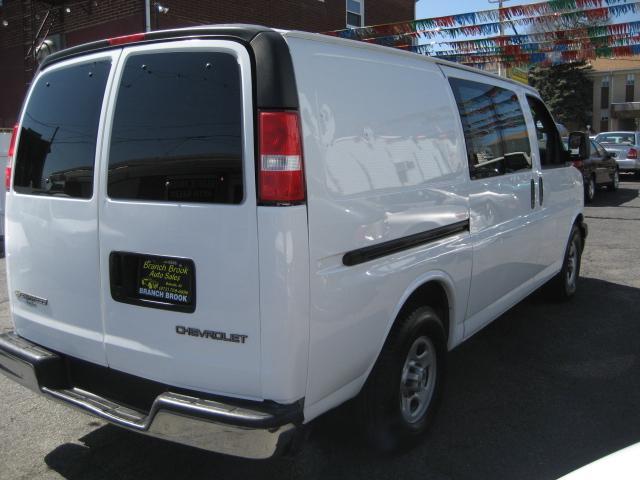 2006 Chevrolet Express 750i 4dr Sdn