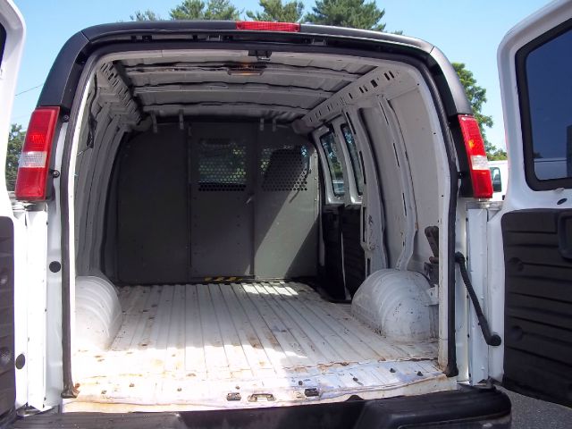 2006 Chevrolet Express 750i 4dr Sdn