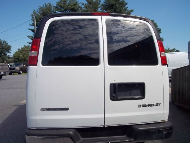 2006 Chevrolet Express 750i 4dr Sdn