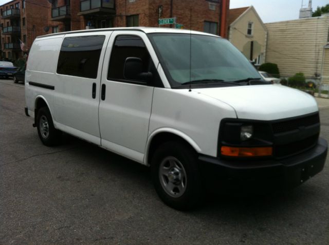 2006 Chevrolet Express 750i 4dr Sdn