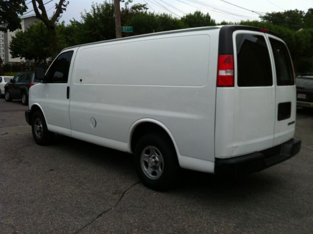 2006 Chevrolet Express 750i 4dr Sdn