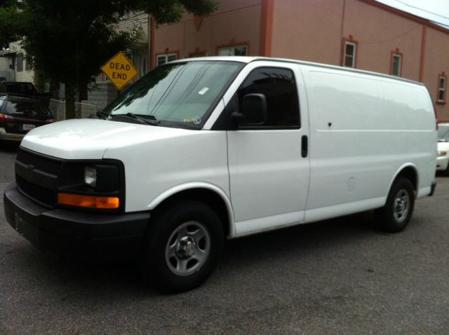 2006 Chevrolet Express 750i 4dr Sdn