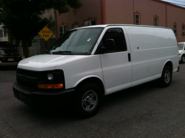 2006 Chevrolet Express 750i 4dr Sdn