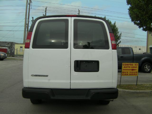 2007 Chevrolet Express 750i 4dr Sdn