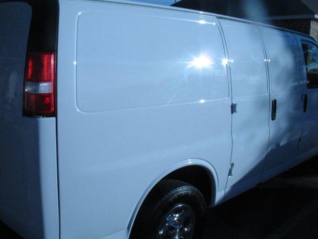 2007 Chevrolet Express 750i 4dr Sdn