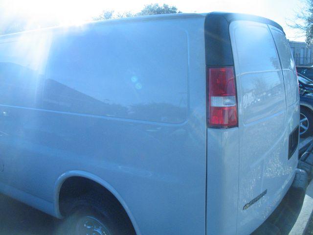 2007 Chevrolet Express 750i 4dr Sdn