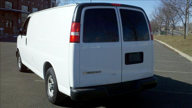 2007 Chevrolet Express 750i 4dr Sdn