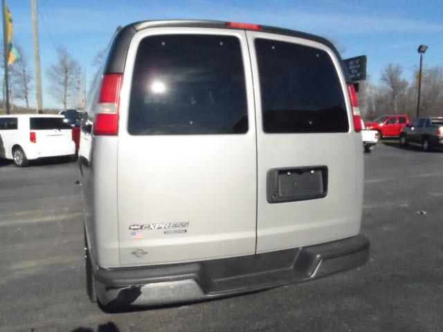 2008 Chevrolet Express 750li 4dr Sdn Sedan