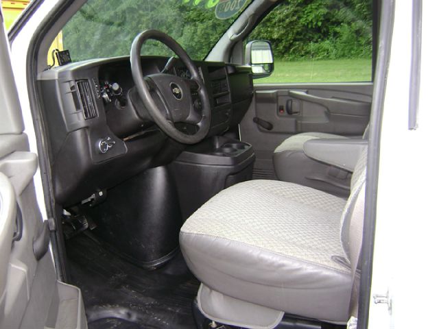 2009 Chevrolet Express 750i 4dr Sdn