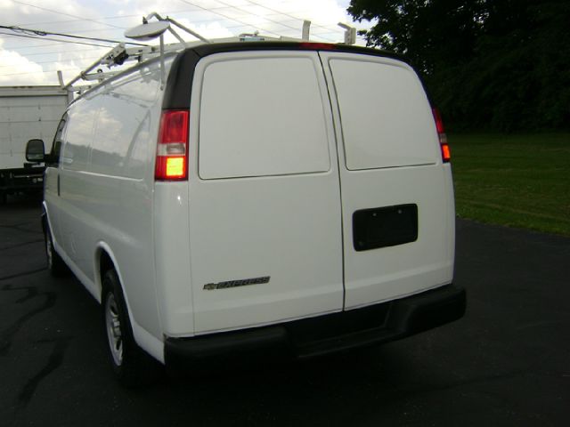 2009 Chevrolet Express 750i 4dr Sdn