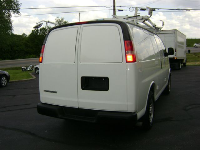 2009 Chevrolet Express 750i 4dr Sdn