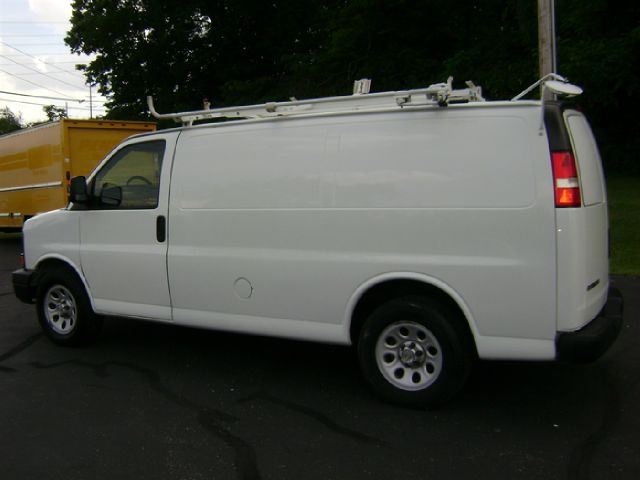 2009 Chevrolet Express 750i 4dr Sdn