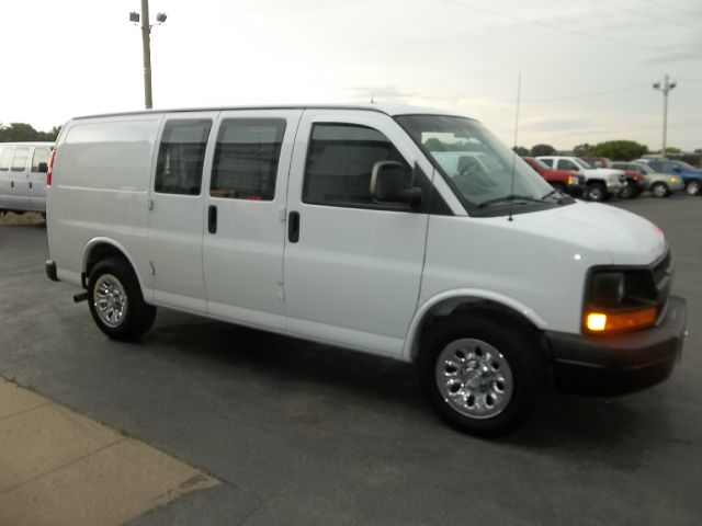 2009 Chevrolet Express 750i 4dr Sdn